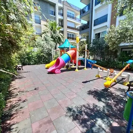 Konyaalti'nda Luks Havuzlu 1+1 * Antalya